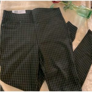 NWT  SEVEN7 - Black/wt window pane design leggings. Sz M